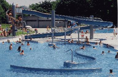 images/bad119/pic_Michaelibad-Erlebnisbecken-mit-grosser-Wasserrutsche-Foto-Felix-Steck.jpg